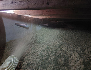 Zateplení stropu rodinného domu pomocí foukané izolace